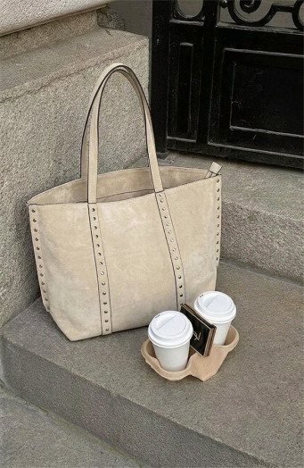 Wildleder-Einkaufstasche mit Nieten, beige