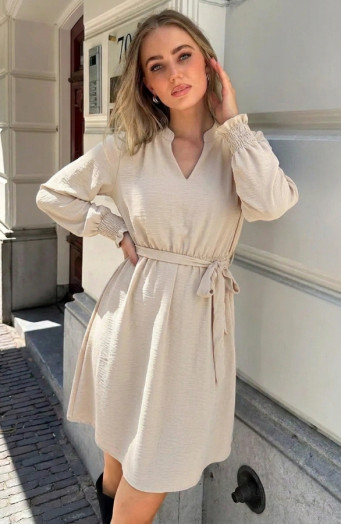 Beigefarbenes Kleid mit V-Ausschnitt und Smokdetails