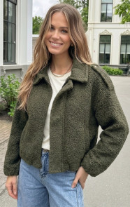 Oversized-Boucle-Jacket-Met-Rits-Army-5-3