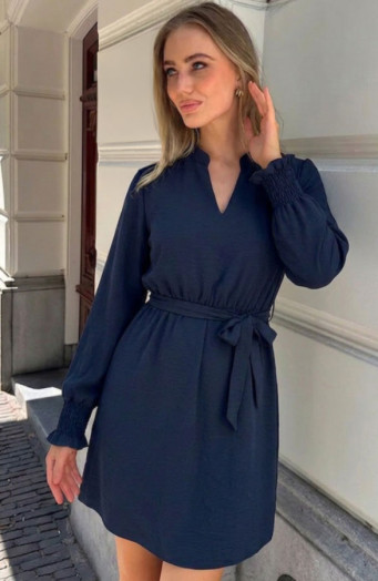 Marineblaues Kleid mit V-Ausschnitt und Smokdetails